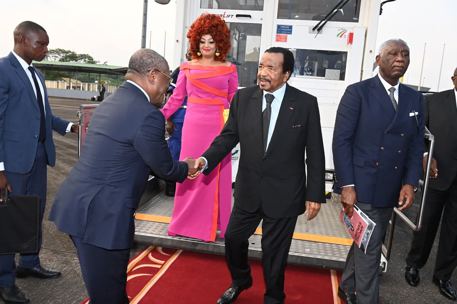 Le Président Paul Biya et la Première Dame de retour à Yaoundé.