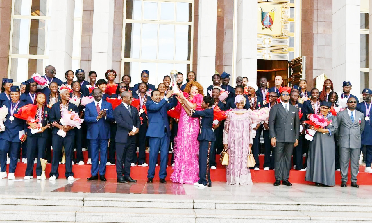 Le chef de l’État et la Première Dame reçoivent  les championnes d’Afrique au Palais de l’Unité.