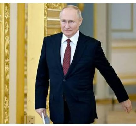 VLADIMIR PUTIN : 74 YEARS AT THE HEART OF RUSSIA’S HISTORY